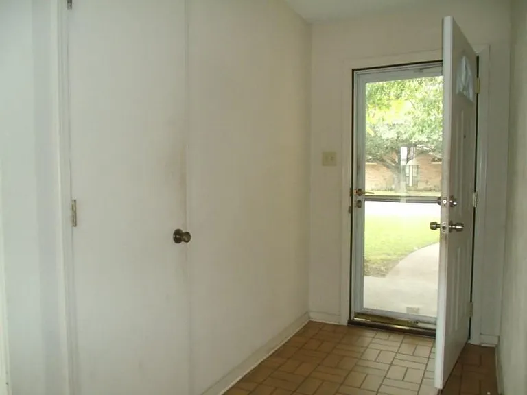 5513 Greenbriar St — Photo 6