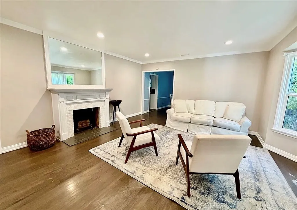 3 bed, 1.5 bath, 1443 sqft, $4,795 — Photo 2