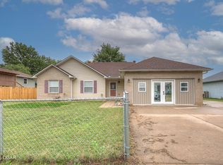 1422 W Macon St, Carthage, MO 64836