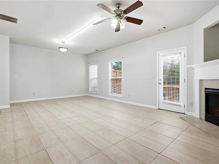 6199 Thorncrest Dr — Photo 4