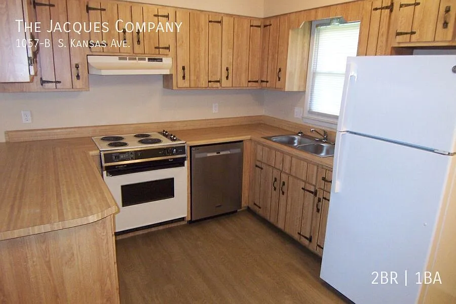 Nice 2 Bedroom All Brick Duplex With New Flooring-Convenient Location — Photo 3
