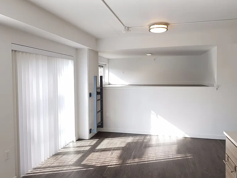 Hamilton- Your Bright, Modern City Home! — Photo 44