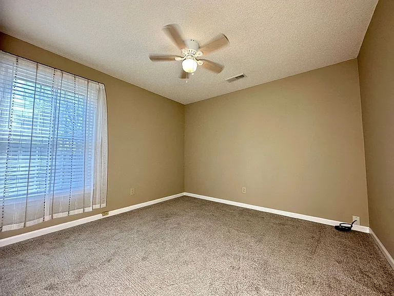 141 Victoria Dr — Photo 13