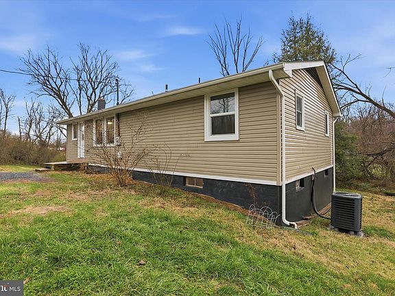 2nd image of 2883 Williamsport Pike