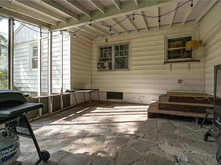 325 Paddock St — Photo 12
