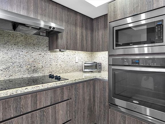 5th image of 555 NE 15th St APT 16D