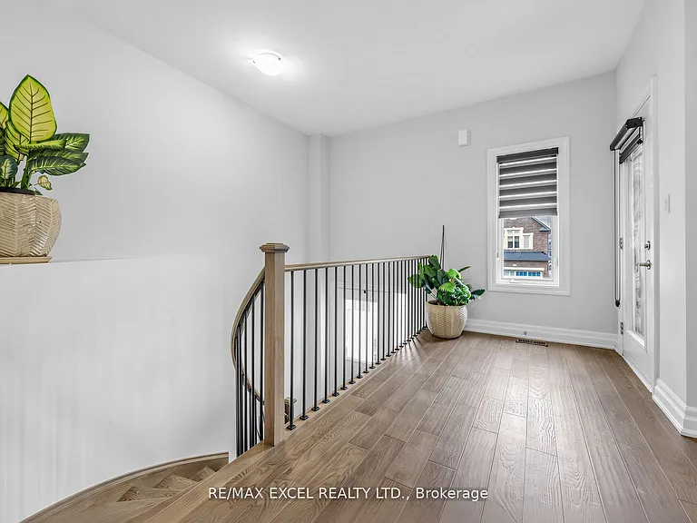 1454 Stovell Cres — Photo 3