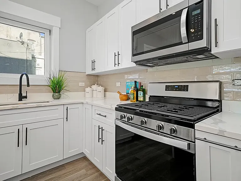 2450 W Flournoy St #2 — Photo 4