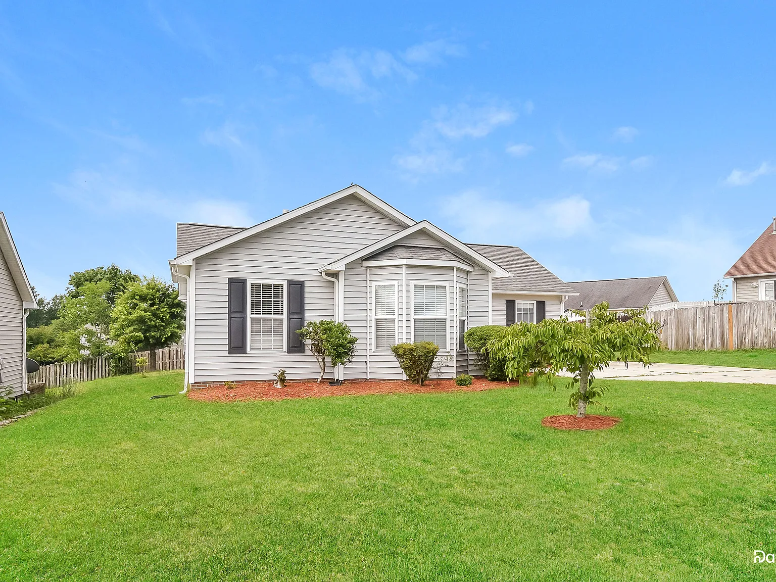 3 bed, 2.0 bath, 1162 sqft, $1,820 — Photo 2