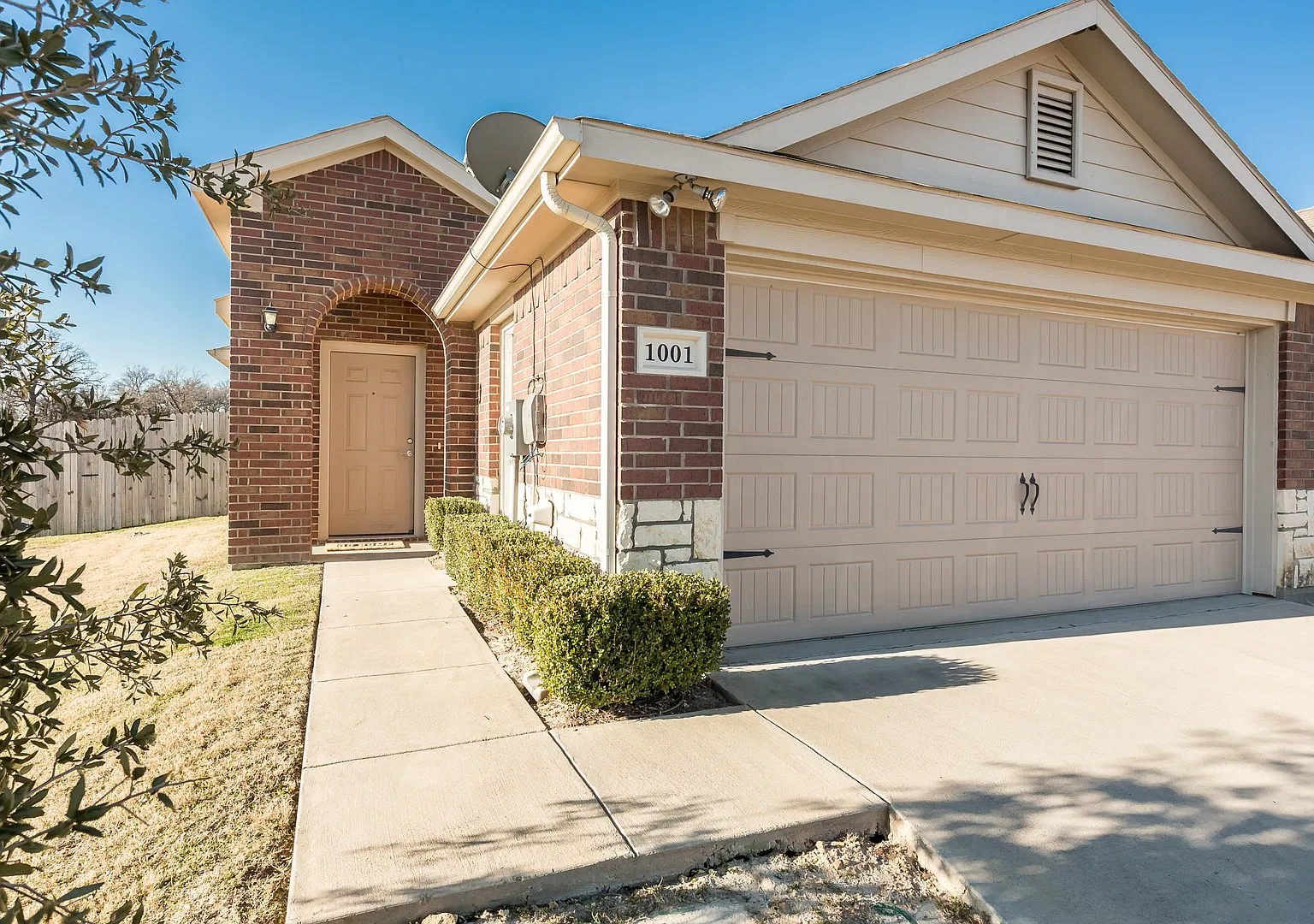 Great 3 Bed/2 Bath/2 Car Garage Rental with Fridge backing onto Holland Lake Trail! — Photo 1