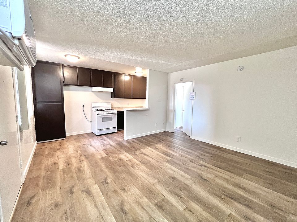 1st image of 7355 Woodley Ave #12