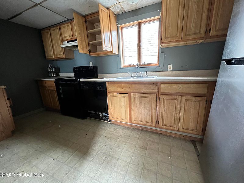 4th image of 92 Saunders Street