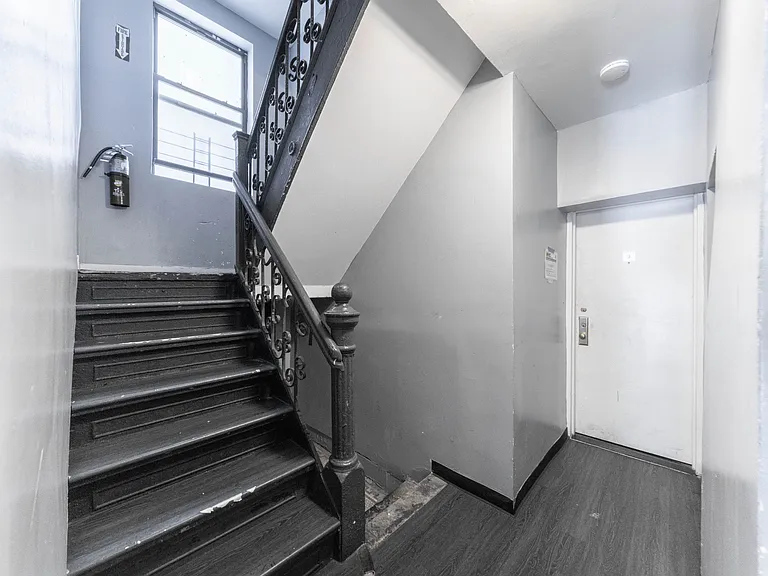 879 De Kalb Ave #18 — Photo 8
