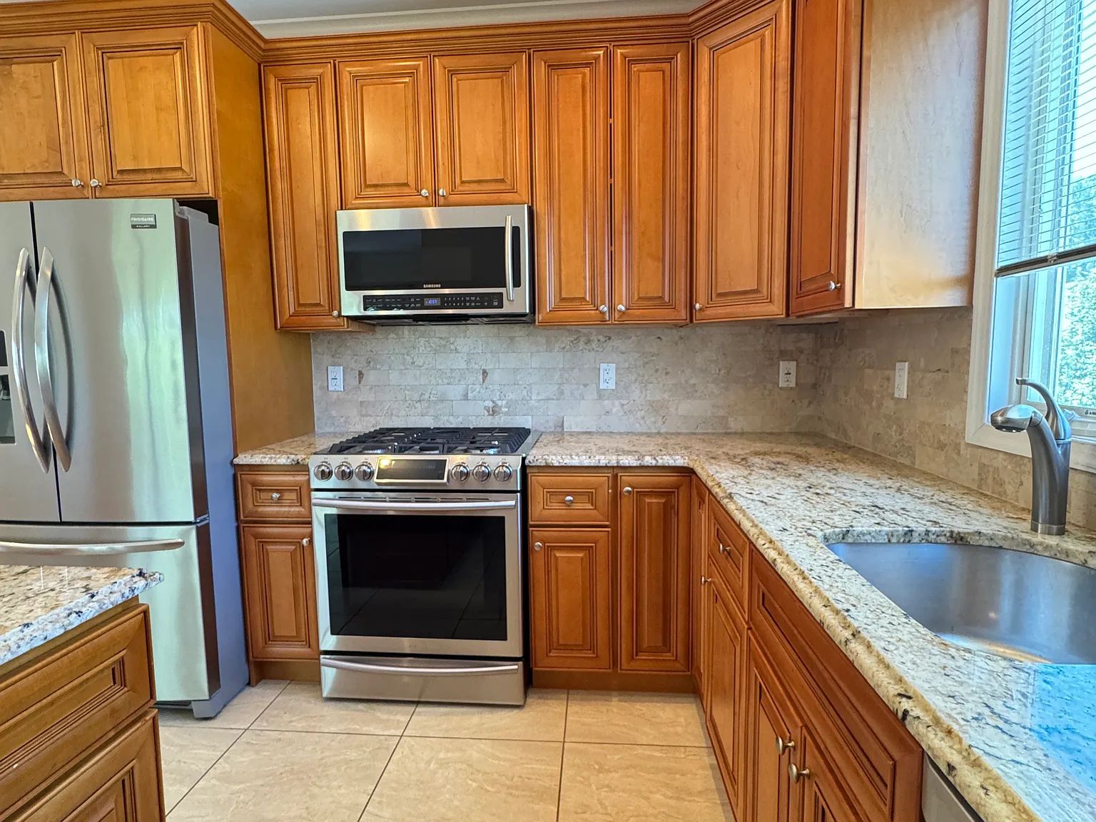 3 bed, 1200 sqft, $3,200 — Photo 4
