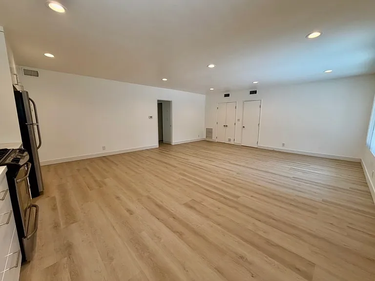 1346 N Laurel Ave #104 — Photo 2