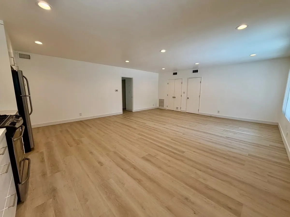 Building Photo - 1346 N Laurel Ave #104