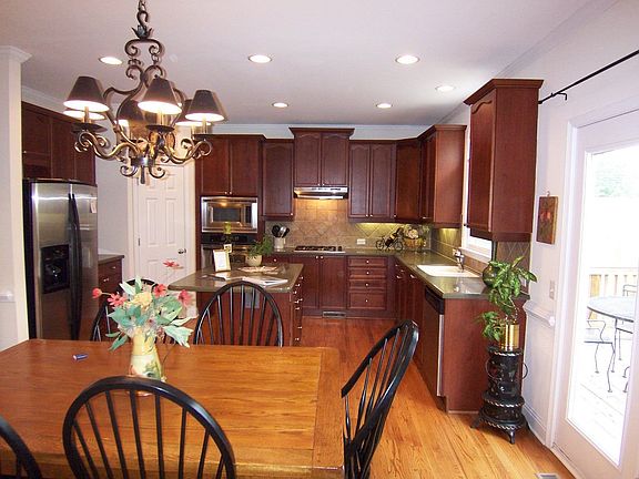 Cook's kitchen, hardwood floors,breakfast island,stainless appliances