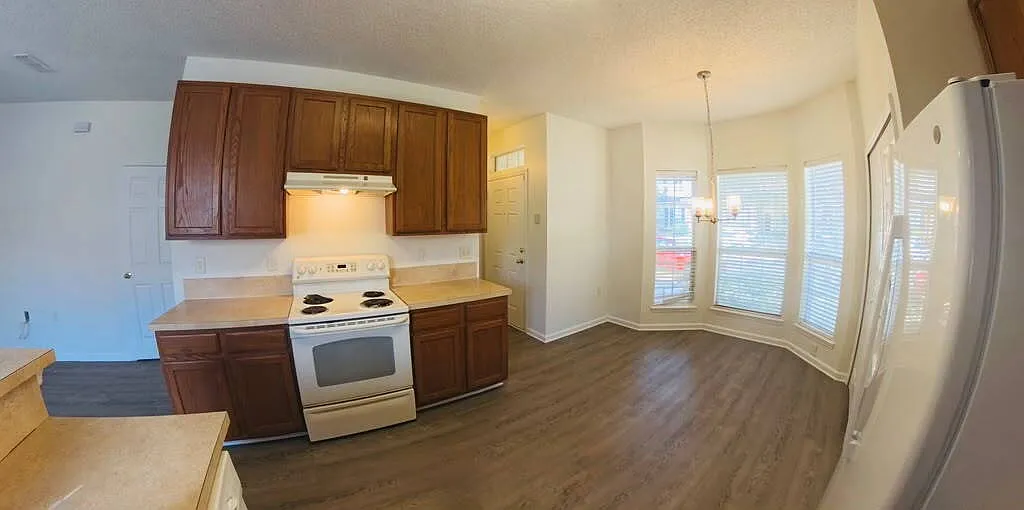 3 bed, 2.5 bath, 1525 sqft, $1,600 — Photo 4