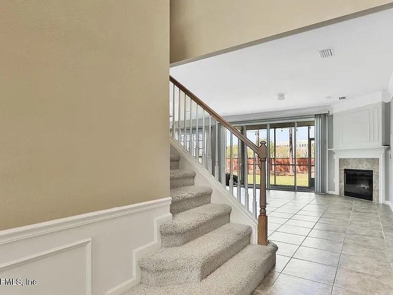11225 N Castlemain Cir — Photo 4