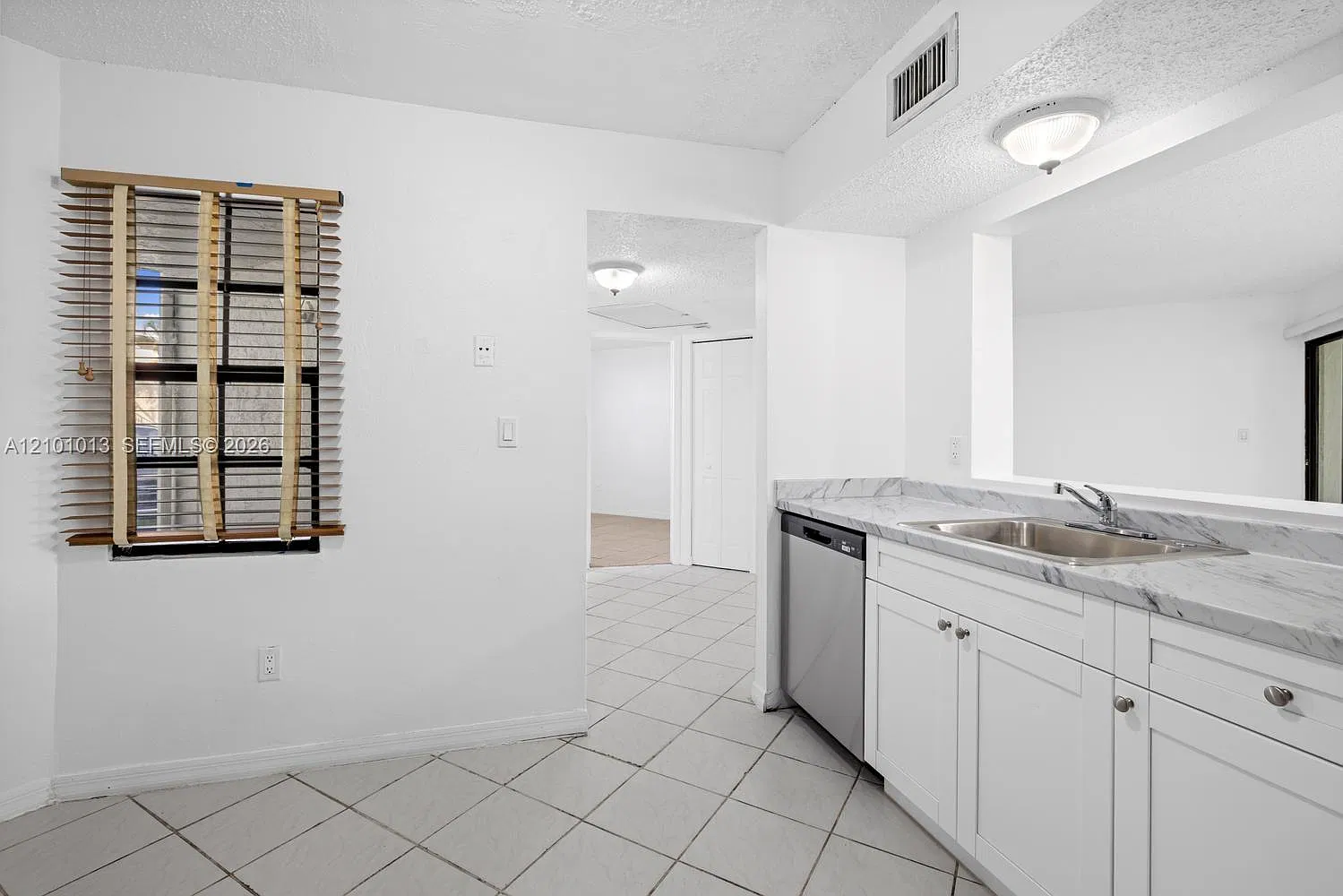 1055 N Franklin Ave — Photo 3