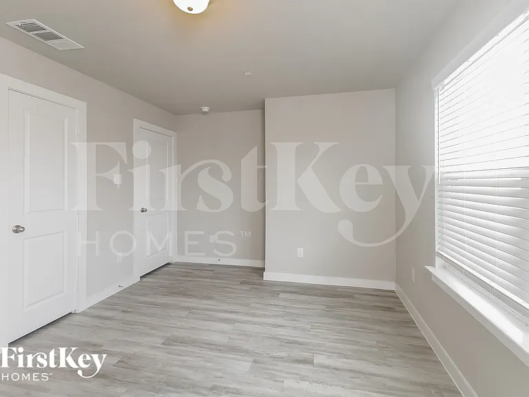 340 Niki Dr — Photo 13