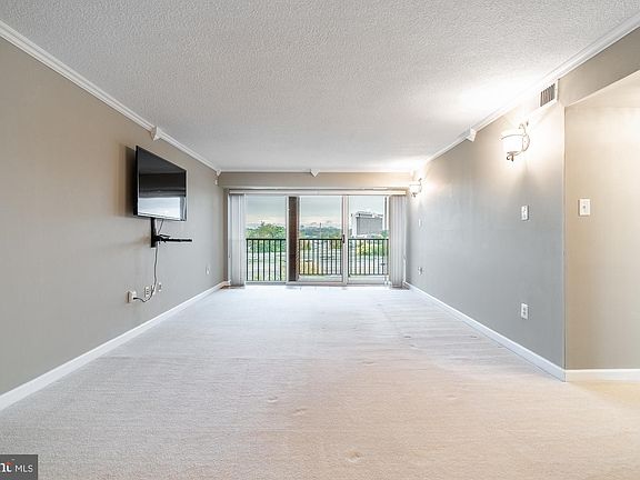 4th image of 1300 Army Navy Dr APT 1002