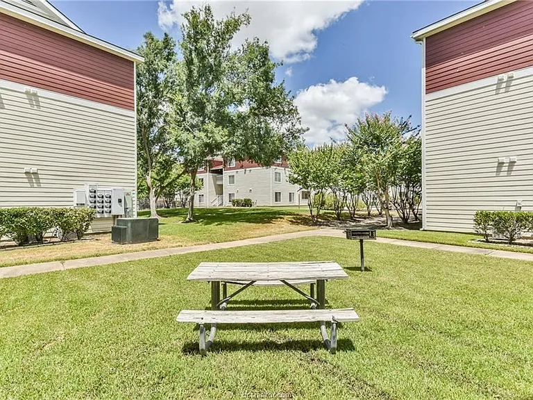 529 SW Parkway #203 — Photo 39