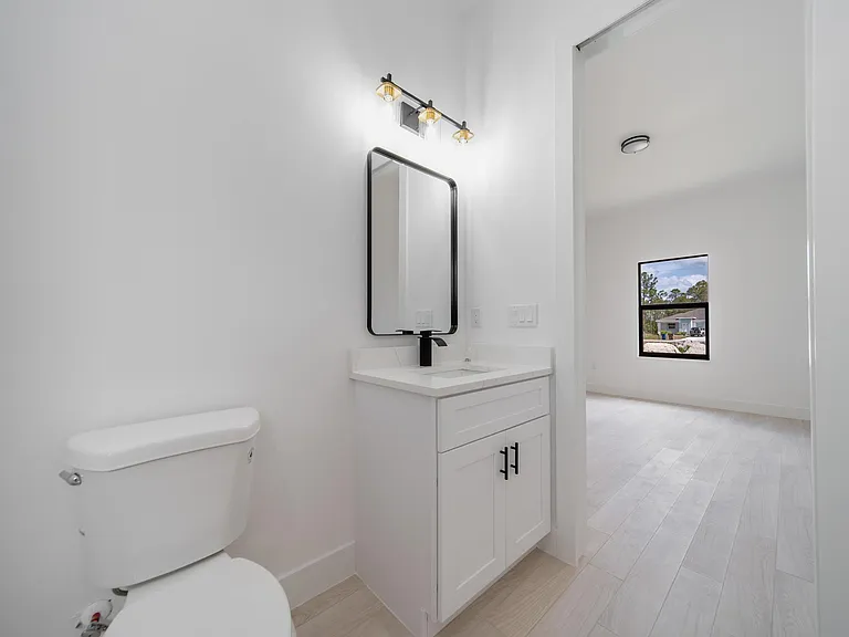 541 Ladd St — Photo 4