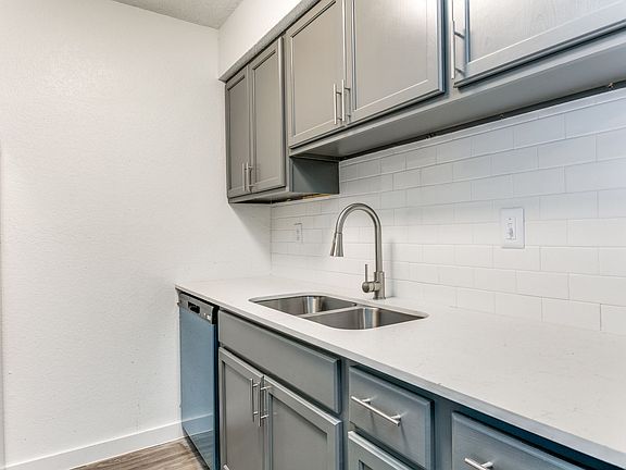 4th image of 1610 E McKinney St APT 1113