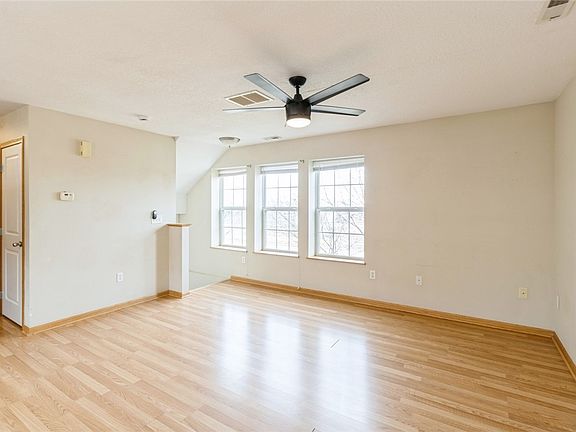 2nd image of 385 NE Satinwood