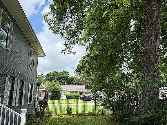 5th image of 702 N 13th Ave