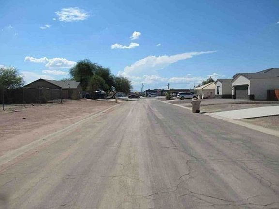 Exterior Neighborhood (street photo)