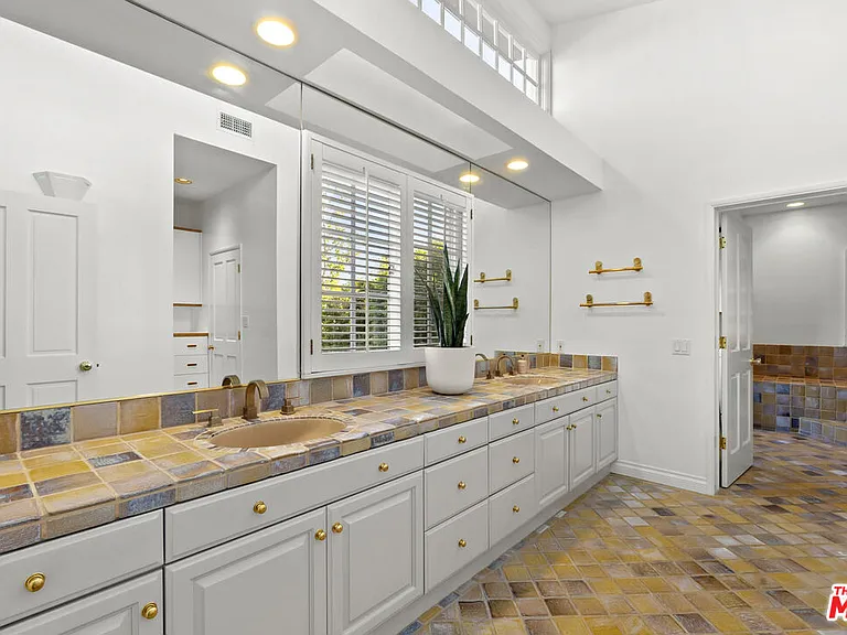 1233 Corsica Dr — Photo 12