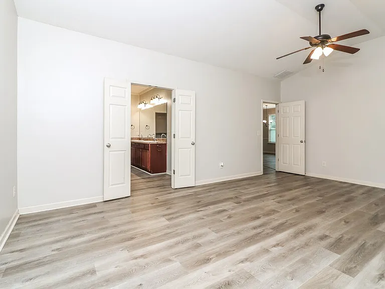 1000 Cureton Dr — Photo 13