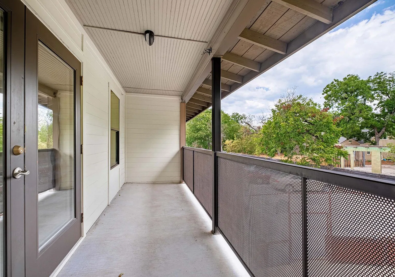 Stylish 2-Bedroom Townhouse in North Loop! — Photo 1