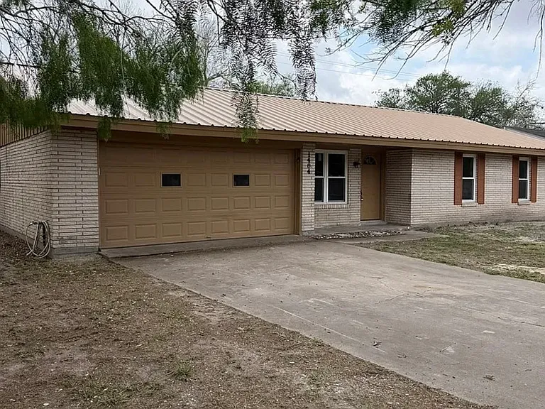 1404 Yellowstone Dr — Photo 3