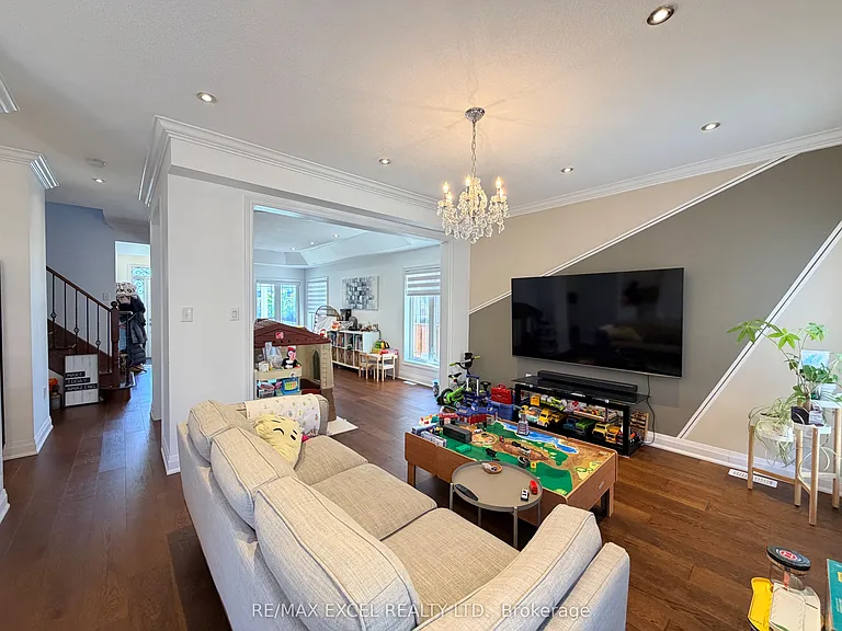 130 Laurendale Ave — Photo 4