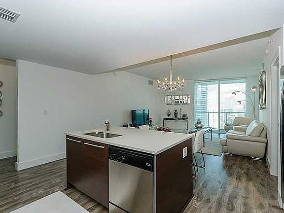 4th image of 1900 N Bayshore Dr #29