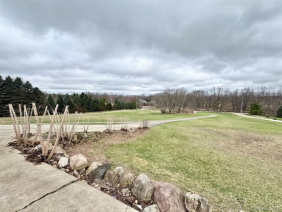 3rd image of 4300 Center Rd