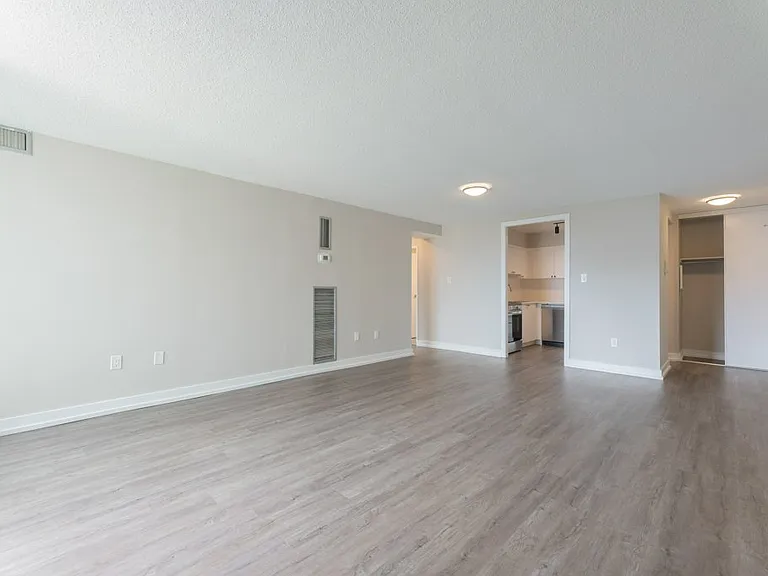 3575 Kaneff Cres — Photo 13