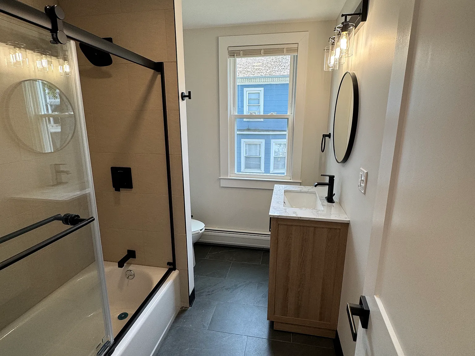 2 bed, 820 sqft, $1,600 — Photo 2
