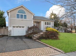 1 Halcourt Dr, Plainview, NY 11803