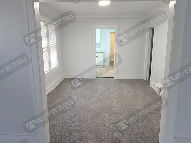 2498 Glendale St — Photo 4