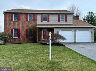 210 Knob Creek Ln, York, PA 17402
