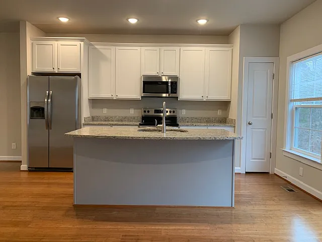 4 bed, 3.5 bath, 2160 sqft, $2,550 — Photo 4