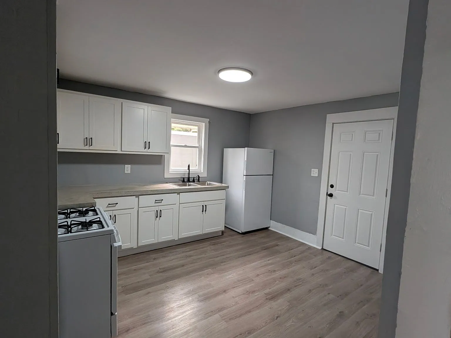 3 bed, 1.0 bath, 950 sqft, $1,400 — Photo 2