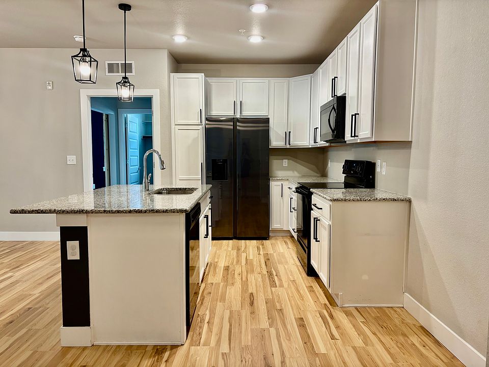 Beautifully Updated Kitchen with Brand New Refrigerator