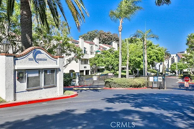 1 bed, 733 sqft, $2,700 — Photo 2