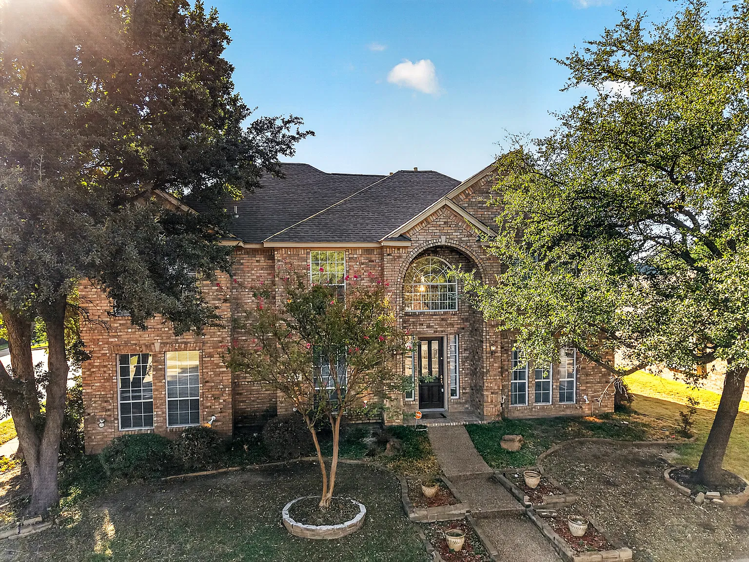 6 bed, 3758 sqft, $3,300 — Photo 2