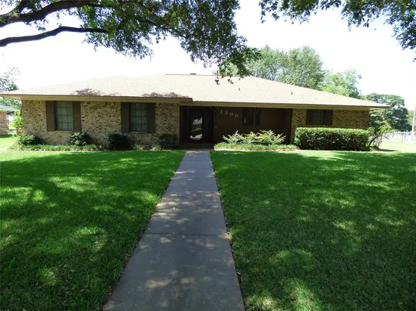 1200 Tracye Lee Dr, Brenham, TX 77833